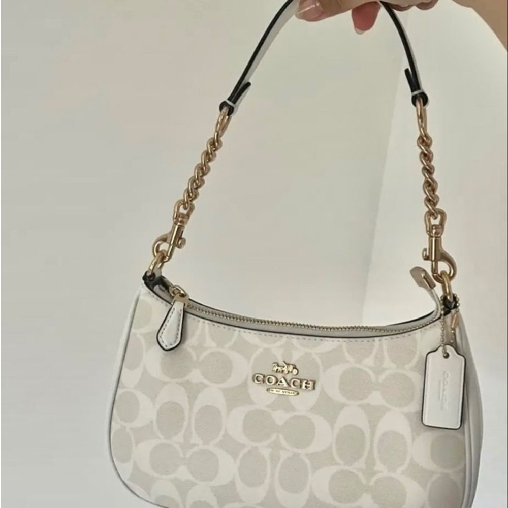 Coach Off-White Shoulder Bag with Gold Chain - Picture 2 of 2